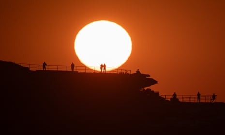 Sydney smashes 1 October heat record as Victoria fights bushfires